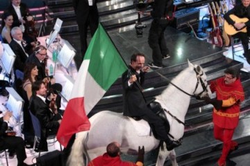 Il trionfale ingresso di Roberto Benigni al Festival di Sanremo