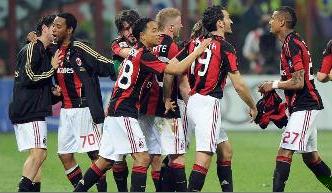 Il Milan esulta dopo la vittoria sull'Inter del 2 aprile