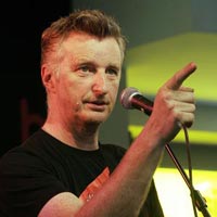 Classica espressione di Billy Bragg in concerto