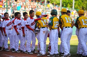 I saluti finali tra americani e giapponesi alle Little League World Series