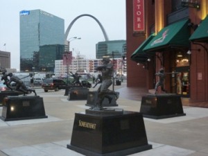 Le statue dei miti del passato a "Busch" stadium