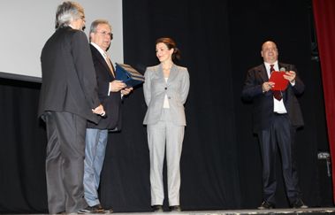Il Presidente Fraccari premia il Vice Sindaco di Vicenza Moretti