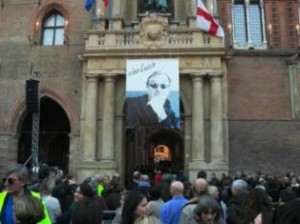 Folla ai funerali di Lucio Dalla a Bologna