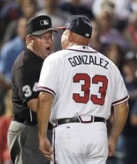 Sam Holbrook discute con il manager dei Braves Gonzalez