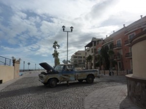 Il pick up di Leon in panne sul Malecon di Loreto