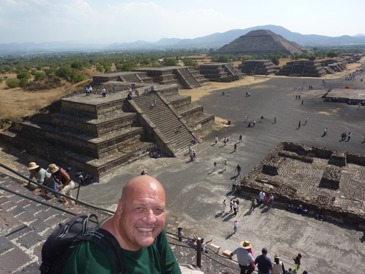 In cima alla Piramide della Luna a Teotihuacan