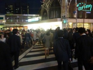 Pedoni da e per la stazione di Shinagawa