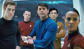 Il Capitano Kirk con buona parte del nuovo cast di Star Trek