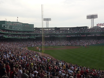 La 'Red Sox Nation' vista da dietro il Pesky Pole