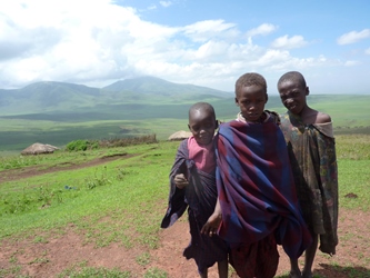 Alcuni piccoli Masai si fanno fotografare