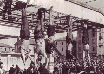 I cadeveri di Benito Mussolini e Claretta Petacci appesi a piazzale Loreto