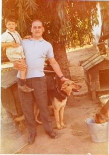 1968 a Nettuno: io in braccio ad Arnaldo, che accarezza Zorro