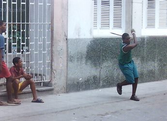 A Cuba si gioca a baseball per strada