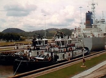 Una nave transita dal Canale di Panama