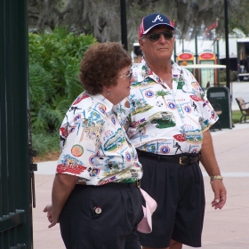 Anziani in camicia a fiori in servizio negli stadi: siamo in Florida a marzo