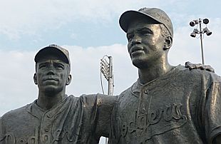 La statua che dal 2005 ricorda a Brooklyn l'abbraccio di Pee Wee Reese a Jackie Robinson