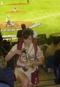 Una venditrice di birra in azione al Tokyo Dome