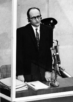 Adolf Eichmann durante il processo del 1961