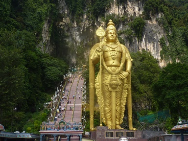 L'imponente statua di Lord Murugan ai piedi delle Batu Caves