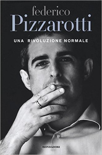 La copertina di "Una rivoluzione normale" di Federico Pizzarotti